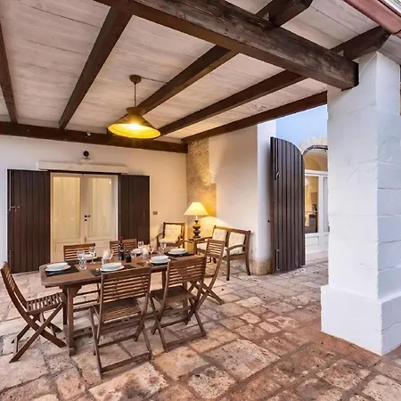 Haus In Mit Privatem Pool